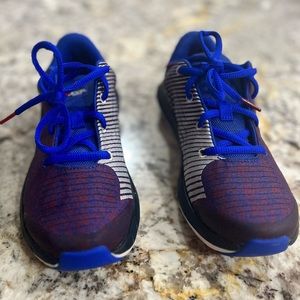 Under Armour Big Boys/Girls Youth size 3.5